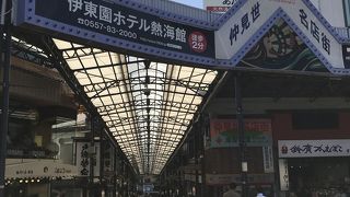駅前の便利な商店街