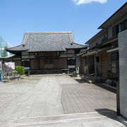 小学校のお隣にある曹洞宗寺院