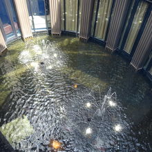 中央の吹き抜けの下は噴水