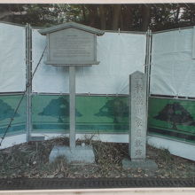 工事用の塀に貼りだされていた一橋徳川家屋敷跡の石碑と解説です