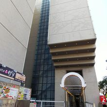 フロントは2階です