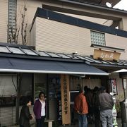 行列のできる高級讃岐うどん店