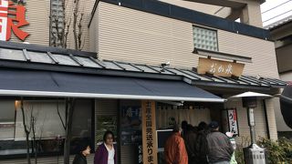 行列のできる高級讃岐うどん店