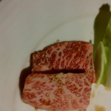 黒毛和牛の霜降りです