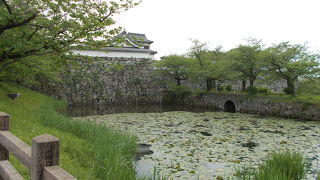 堀は北側に残っています。