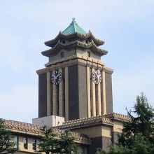 時計塔は二重の屋根、瓦屋根の上には名古屋らしく鯱