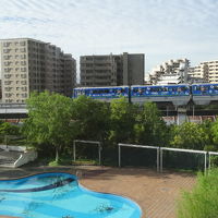 モノレールが横を走っています