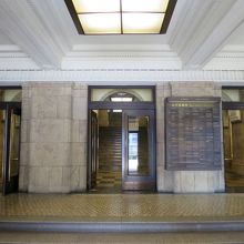 正面玄関を入ると…