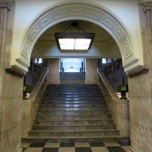 国会議事堂と同じ「小桜」という大理石を用いているそうです