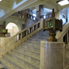 階段手摺の照明は釉薬研究第一人者の小森忍氏の作品