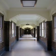 議事堂へ続く中央廊下は、濃紺と金のタイルという独特のタイル