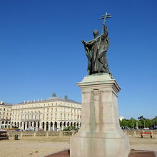 橋のたもと、レドゥイ広場の宣教師像