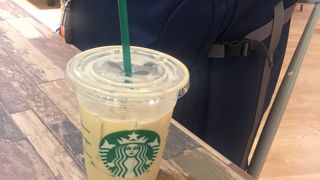 スタバでスマホ充電休憩！