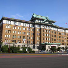 名古屋城天守閣のような屋根、インパクト大！