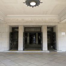 玄関、質実剛健です