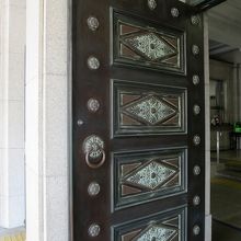 ドアの青銅板には菱形の模様