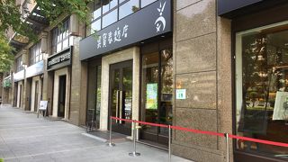 世界チャンピオンになったパン屋さん呉實春、入口前にある行列のためのロープが人気を証明