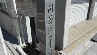 古い商店とビルが風景に溶け込む