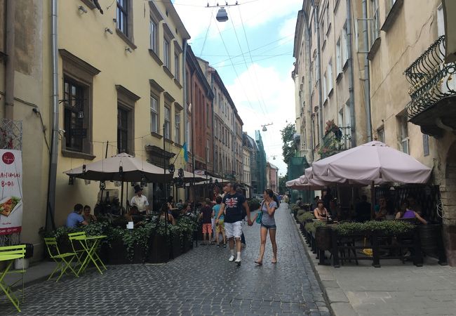 感じの良い小道、たくさんの素敵なお店があります
