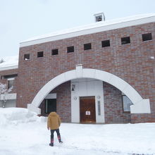 博物館は本校舎裏にある大きな建物です