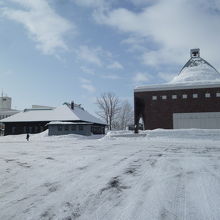 左の洋館が本庁舎、右の大きな建物が博物館