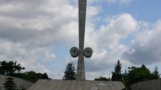 剣が刺さったモニュメントが印象的