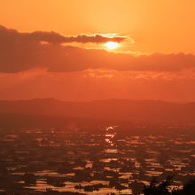 夕日に染まる散居村は絶景です