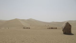 オレンジ色の砂除け靴カバーを借りると、靴の中に砂が入ってこないですよ。