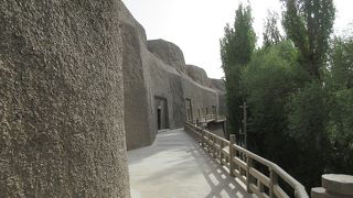 壁画の描かれた石窟をいくつか見学出来ました。