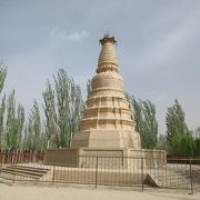 覆鉢式の白亜の仏塔