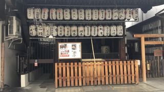 八坂神社御旅所と並んであります