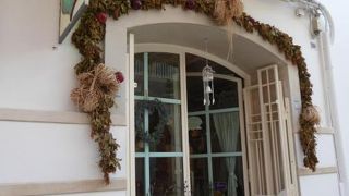 オシャレなショップやレストランが並ぶ繁華街ストリート