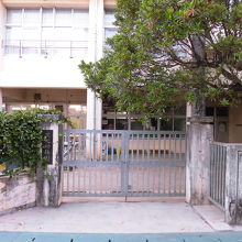 手前にある「天妃幼稚園」