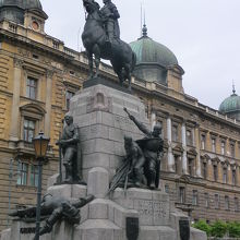 英雄のデカい騎馬像、背後の建物も重厚感たっぷり