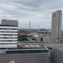 小倉駅と海が見える