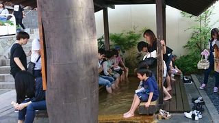 石段街沿いにある足湯