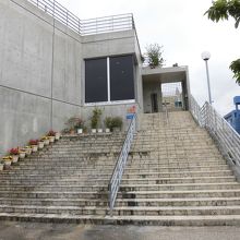 入口は階段の上、２階です