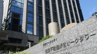 西新宿にある地上３８階建ての超高層ビルが圧巻