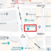 新島襄誕生地跡の石碑は、一ツ橋交差点の北側に置かれています。