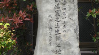 新島襄誕生地跡の碑は、学士会館の南側、一ツ橋交差点の角に置かれています。