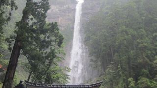 雨のため滝の水量が多い