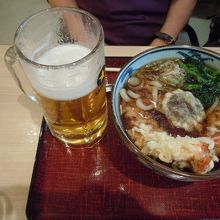 友人は天ぷらうどんの生ビール