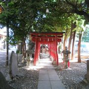 花園神社の境内にあります