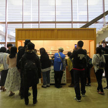 玄関を入った正面には3メートルほどの太刀…人気です