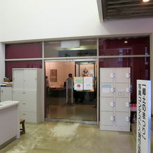 ガラス戸の向こうが展示室です