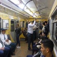 車内は日本の地下鉄に比べると随分とスッキリしている。