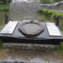 堀の手前にあります。