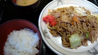 サラリーマンでにぎわうコスパ抜群の鉄板焼き店