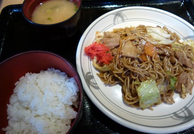 サラリーマンでにぎわうコスパ抜群の鉄板焼き店