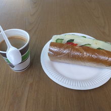 空港内のカフェにて（往路）